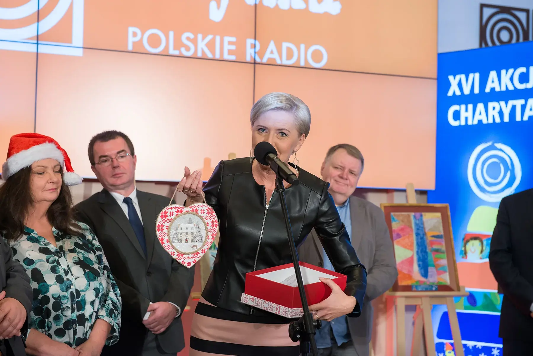 Małżonka prezydenta RP Agata Kornhauser-Duda przekazuje pracę na aukcję