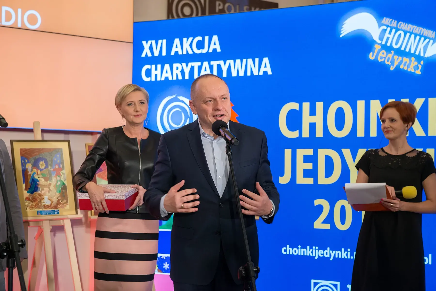 Dyrektor Jedynki Rafał Porzeziński podczas inauguracji malowania prac