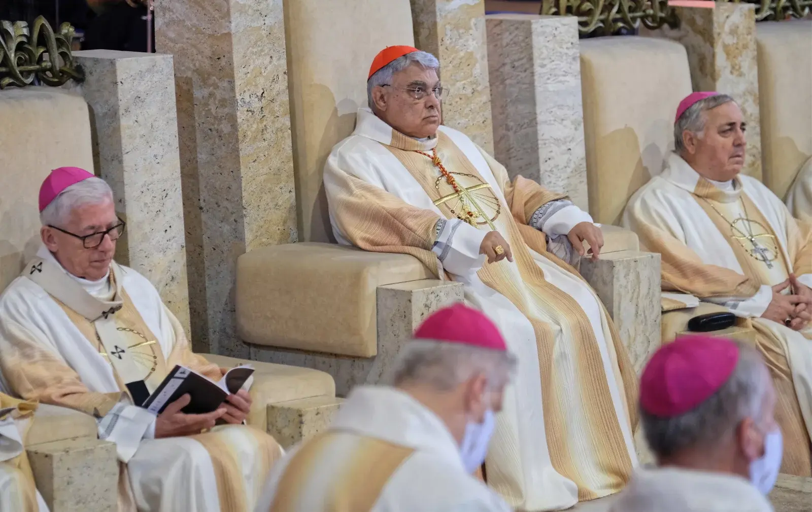 Msza św. beatyfikacyjna ks. Jana Franciszka Machy.  Kard. Marcello Semeraro (C), metropolita katowicki abp Wiktor Skworc (L) i nuncjusz apostolski w Polsce abp Salvatore Pennacchio (P)