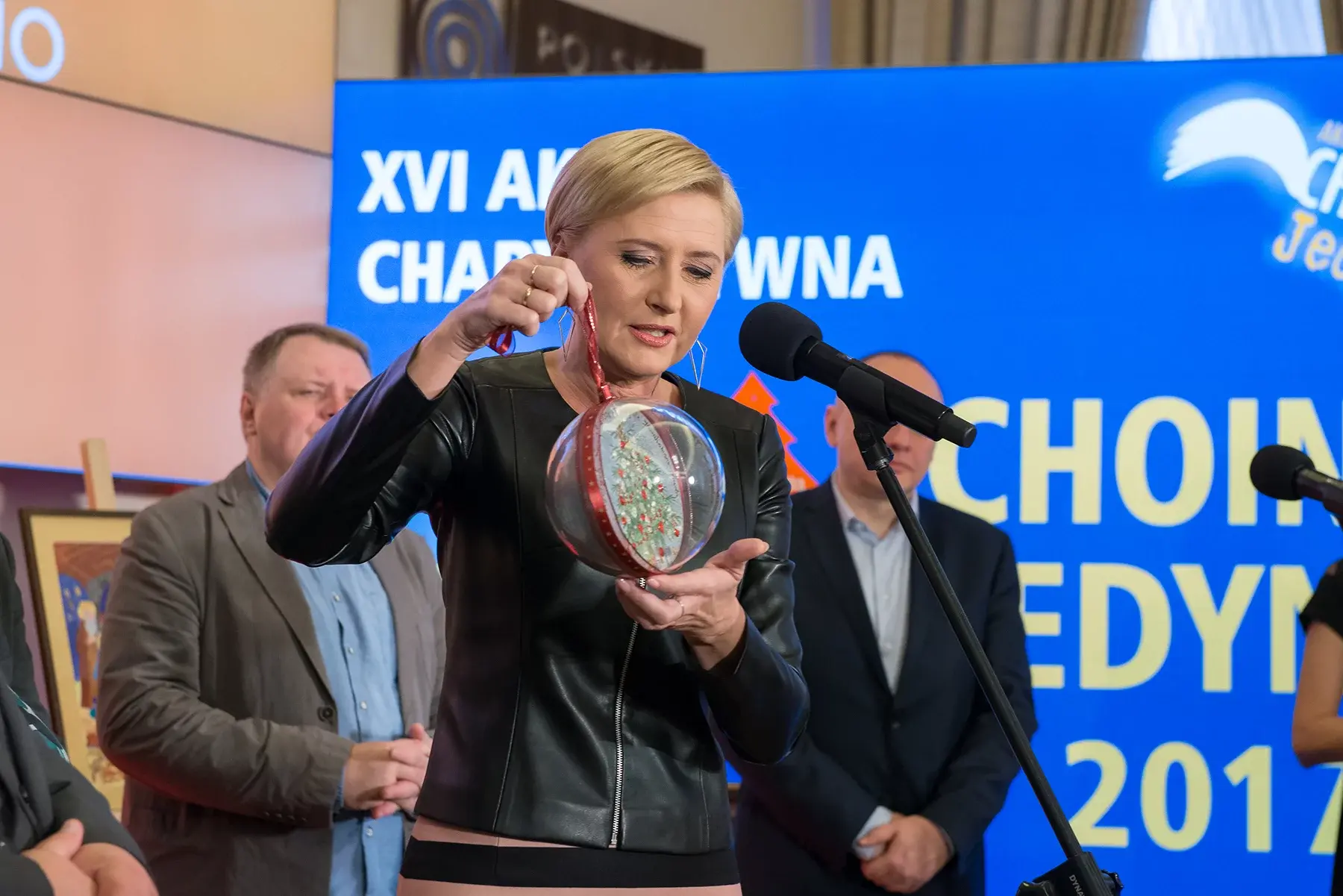 Agata Kornhauser-Duda przekazuje bombkę na aukcję