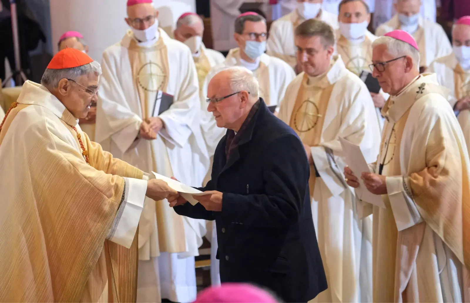 Msza św. beatyfikacyjna ks. Jana Franciszka Machy. Prefekt Kongregacji Spraw Kanonizacyjnych kard. Marcello Semeraro (L) i metropolita katowicki abp Wiktor Skworc (P)