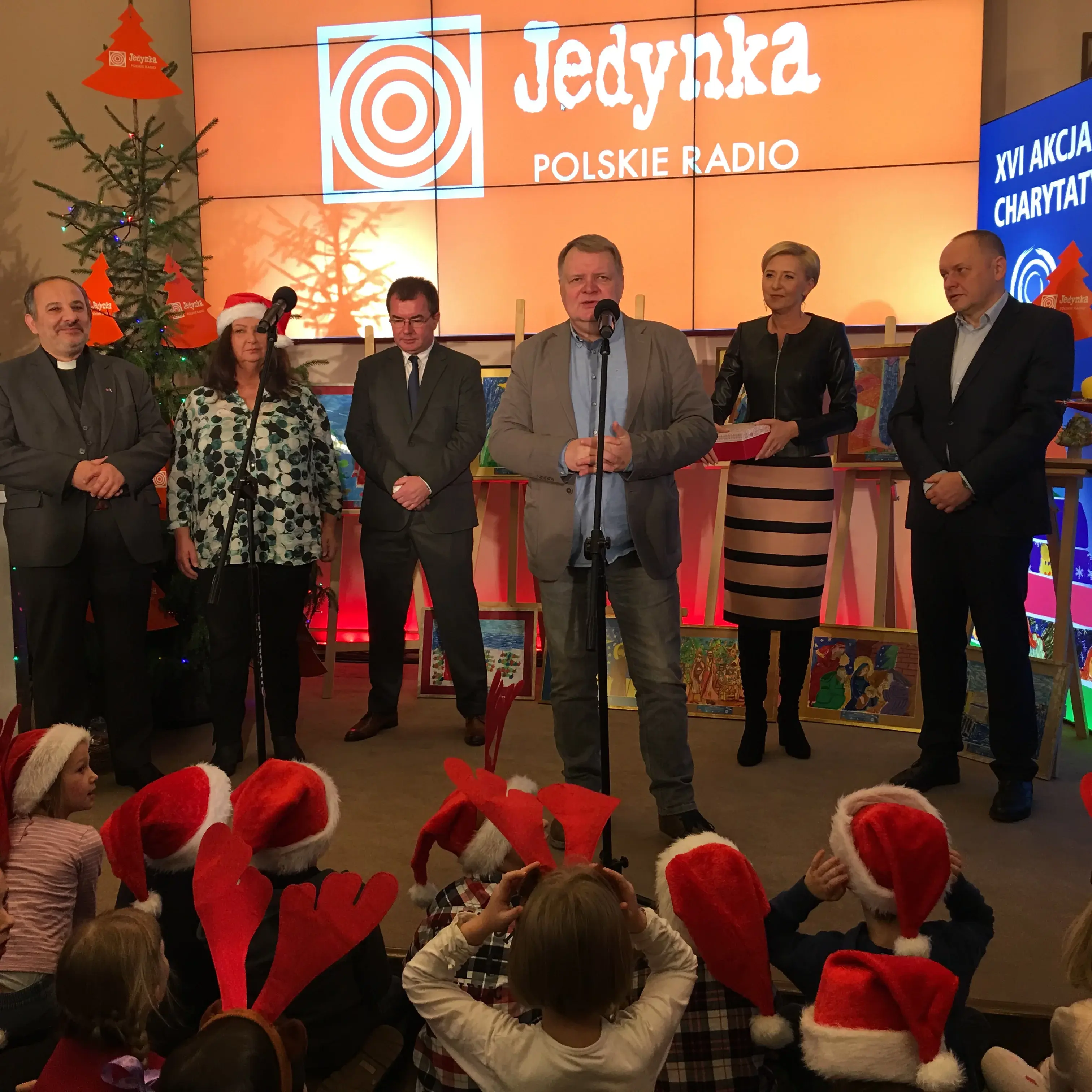 Prezes Polskiego Radia Jacek Sobala wita Przyjaciół Programu I biorących udział w akcji "Choinki Jedynki"