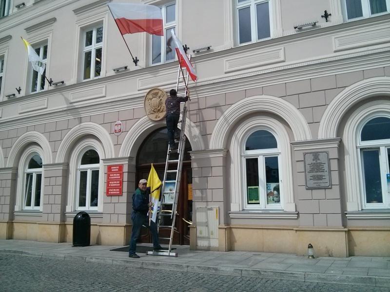 Ratusz w Wadowicach przyozdobiony papieskimi flagami