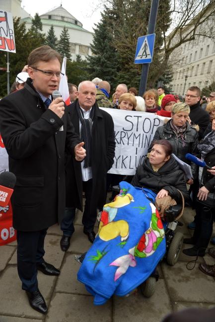 Poseł Solidarnej Polski Arkadiusz Mularczyk rozmawia z protestującymi
