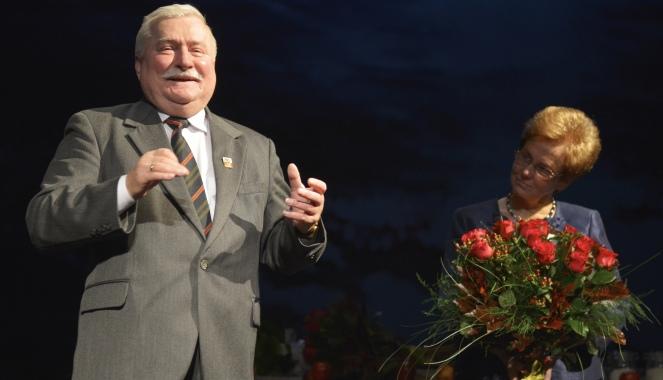 Były prezydent Lech Wałęsa (L) i Danuta Wałęsa (P) po premierze monodramu Krystyny Jandy "Danuta W.", 11 bm. w Teatrze Wybrzeże w Gdańsku.
