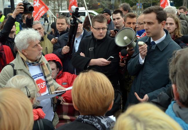 Minister pracy i polityki społecznej Władysław Kosiniak-Kamysz rozmawia z protestującymi
