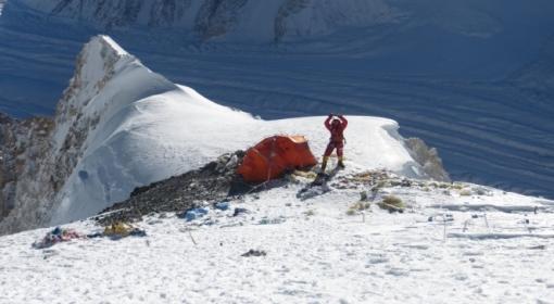 Artur Małek w obozie trzecim (7000 m) w drodze na Broad Peak.