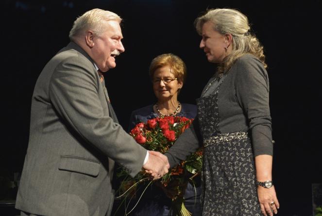 Były prezydent Lech Wałęsa (L), Danuta Wałęsa (C) i aktorka Krystyna Janda (P) po premierze monodramu Krystyny Jandy "Danuta W.", 11 bm. w Teatrze Wybrzeże w Gdańsku.