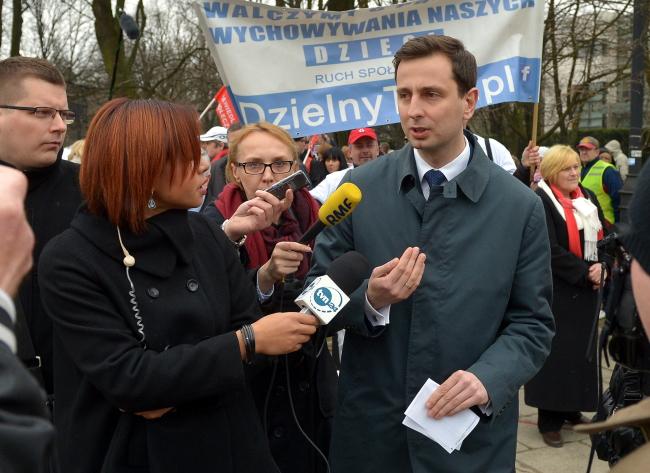 Minister pracy i polityki społecznej Władysław Kosiniak-Kamysz rozmawia z protestującymi.