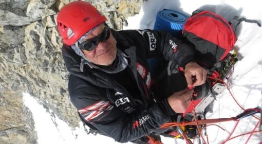 Maciej Berbeka poniżej obozu drugiego (6300 m), w drodze na Broad Peak. 6 marca od godziny czwartej polskiego czasu, nie ma kontaktu z dwójką alpinistów - Tomaszem Kowalskim i Maciejem Berbeką, którzy dzień wcześniej po zdobyciu szczytu Broad Peak (8051 m), schodzili na przełęcz (7900 m). 