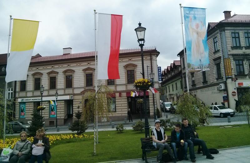 Rynek w Wadowicach przyozdobiony papieskimi flagami